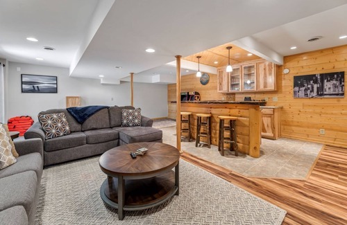 Friendship Ski Chalet | Lakefront-Bar-Arcade-30 min to WI Dells-Water Toys