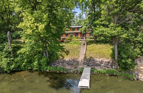 Friendship Ski Chalet | Lakefront-Bar-Arcade-30 min to WI Dells-Water Toys