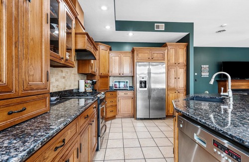 Hartland House | Lakefront & Beach, Game Room, Gorgeous Views, Swim, Kayak, Fire Pit & Pizza oven