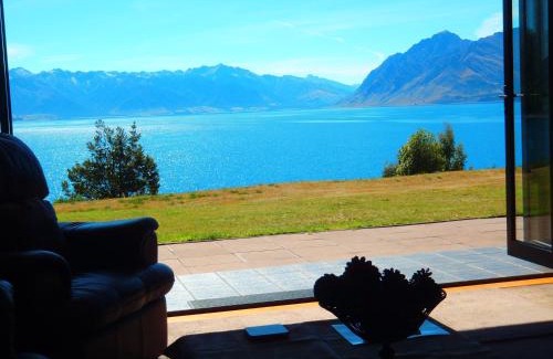 Lake Hawea House | Lakefront Bellevue Lake Hawea Wanaka