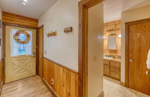 Blairsville House | Lakefront Blairsville Cabin with Deck and Dock!