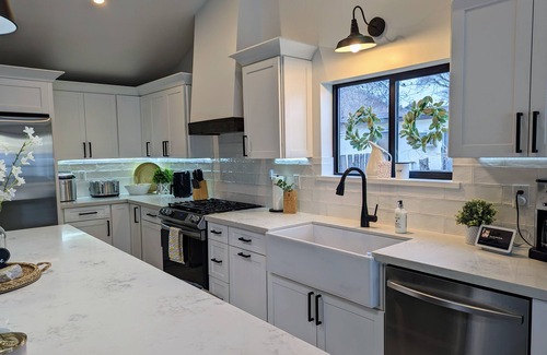 Oroville House | Lakefront Bliss: Modern Farmhouse Retreat - Newly Renovated, Steps to the Water!