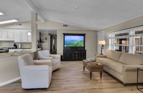 Willis House | Lakefront Bliss: Your Serene Escape on Lake Conroe!