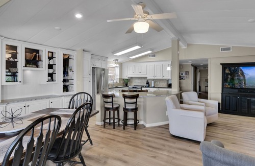 Willis House | Lakefront Bliss: Your Serene Escape on Lake Conroe!