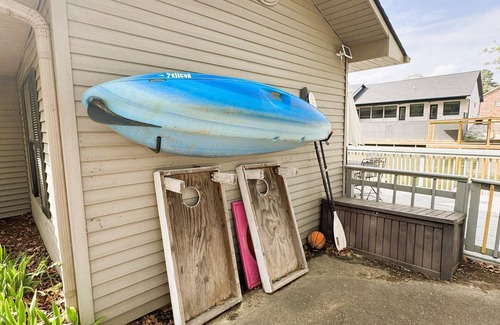 Tanglewood Estates House | Lakefront bungalow on Hamilton! Private dock!