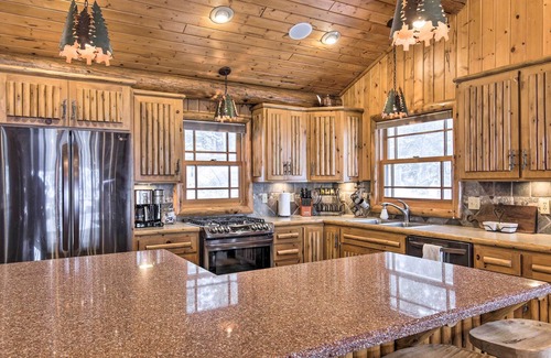 Northwoods Beach Cabin | Lakefront Cabin: 11 Mi to Downtown Shops & Dining!