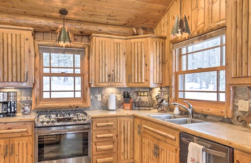 Northwoods Beach Cabin | Lakefront Cabin: 11 Mi to Downtown Shops & Dining!