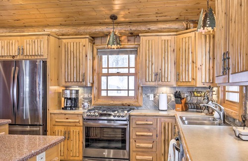 Northwoods Beach Cabin | Lakefront Cabin: 11 Mi to Downtown Shops & Dining!