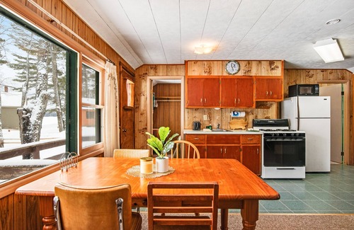 Conover Cabin | Lakefront cabin at Scott’s Twin Lake Resort with swimming beach, docks & firepit