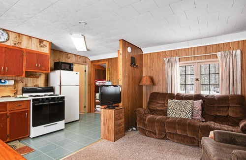 Conover Cabin | Lakefront cabin at Scott’s Twin Lake Resort with swimming beach, docks & firepit