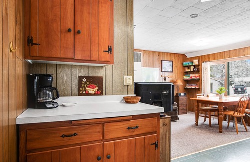 Conover Cabin | Lakefront cabin at Scott’s Twin Lake Resort with swimming beach, docks & firepit