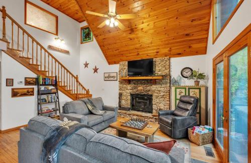Unaka House | Lakefront Cabin Bordering Nat Park with Hot Tub! cabin