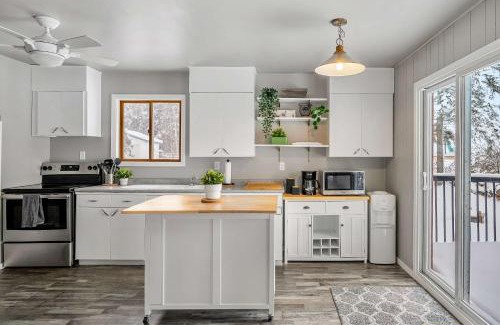 Central Alberta House | Lakefront Cabin - Cozy Retreat - 5Beds - TV - Wifi