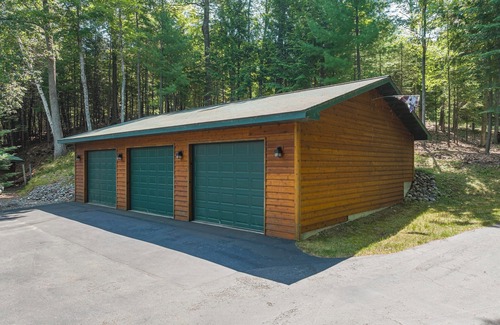 Minocqua Resort | Lakefront Cabin Resort – 11 Bedrooms, 4 Cabins, Sleeps 25 – Lake Tomahawk, WI