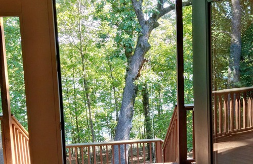 Tumbling Shoals House | Lakefront Cabin with swimming, fishing and boating feet away from privat deck