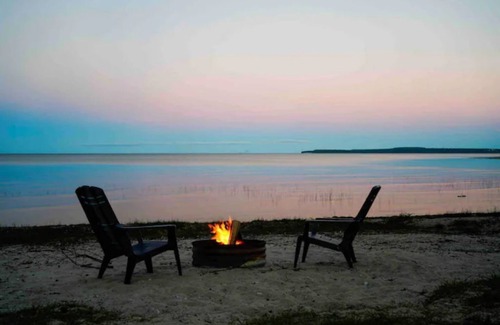 Houghton Lake Heights Cabin | Lakefront Cabin with Sandy Beach, Deck & Firepit!