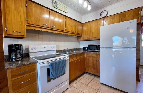 Stevensville House | Lakefront Chalet #25 w/Beach Access, Pools, Sport Courts, Fishing Pond & more!