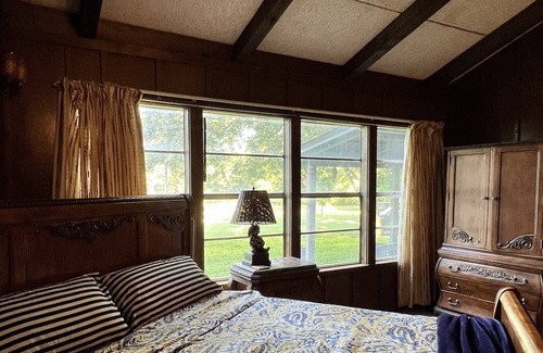 Myra House | Lakefront Club House on Moss Lake