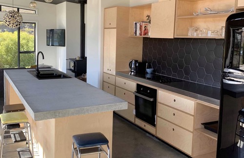Lowburn House | Lakefront Comfort In Old Cromwell *New 3BR Home*