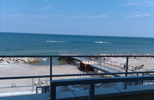 Geneva Condo | LAKEFRONT CONDO #308 2BR/2 BA-private beach/pool. Rent 3/4th free after 9/15