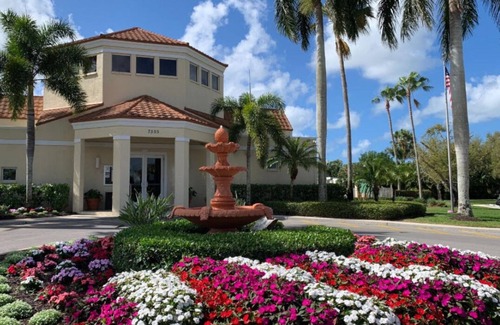 North Naples Condo | Lakefront condo in North Naples with a pool, 5 mins from Vanderbilt Beach
