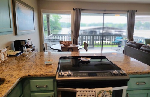 Hot Springs Condo | LAKEFRONT Condo on Lake Hamilton