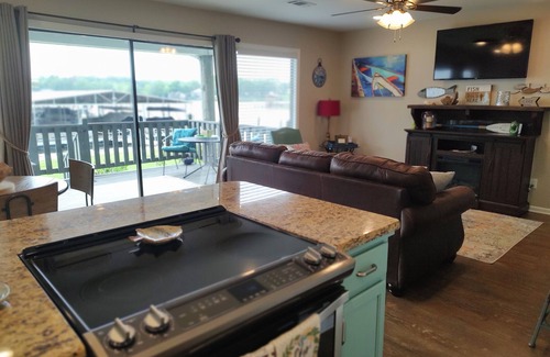 Hot Springs Condo | LAKEFRONT Condo on Lake Hamilton