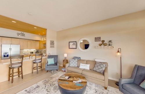 Chelan Condo | Lakefront Condo with Shared Pools, Hot Tub, Dock, Beach Access