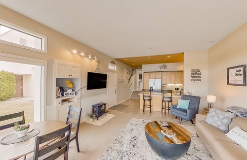 Chelan Condo | Lakefront Condo with Shared Pools, Hot Tub, Dock, Beach Access