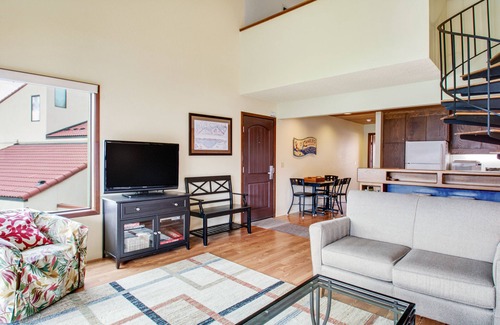 Chelan Condo | Lakefront Condo with Shared Dock, Pool, Hot Tub & Tennis