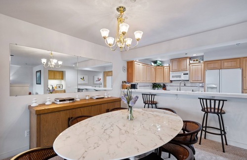 Coeur d'Alene Condo | Lakefront Condo with WiFi, Marina, & Beach Volleyball Courts