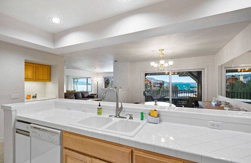 Coeur d'Alene Condo | Lakefront Condo with WiFi, Marina, & Beach Volleyball Courts