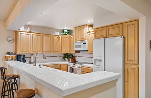 Coeur d'Alene Condo | Lakefront Condo with WiFi, Marina, & Beach Volleyball Courts