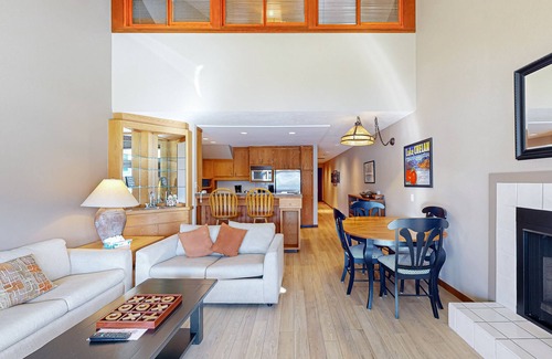 Chelan Condo | Lakefront Condo with WiFi - Dock Features Shared Hot Tub & Pool
