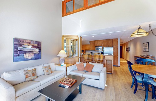 Chelan Condo | Lakefront Condo with WiFi - Dock Features Shared Hot Tub & Pool