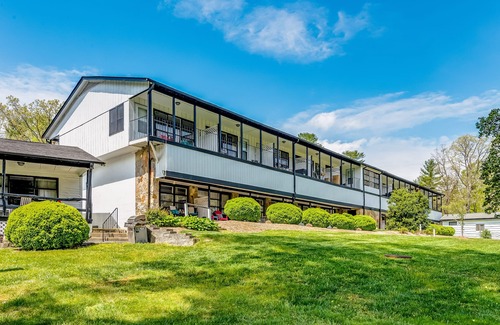 Flat Rock Condo | Lakefront corner condo with canoes, resort pool, tennis & firepit - dogs welcome