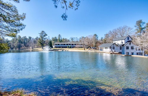 Flat Rock Condo | Lakefront corner condo with canoes, resort pool, tennis & firepit - dogs welcome