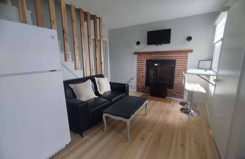 Wellington Cottage | LAKEFRONT COTTAGE #2 - Less than 30 minutes to Sandbanks - LAKE CONSECON RESORT
