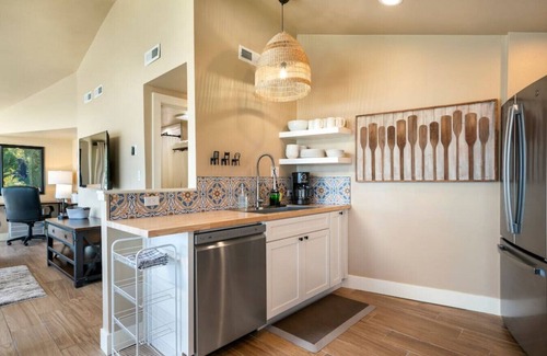 Polson Cottage | Lakefront Cottage! Day dock! Free WIFI! Gym Onsite