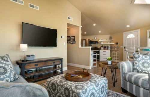 Polson Cottage | Lakefront Cottage! Day dock! Free WIFI! Gym Onsite