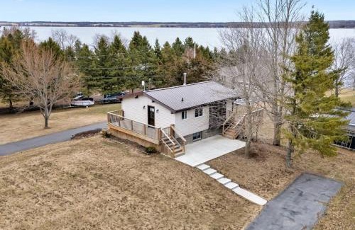 Greater Napanee House | Lakefront Cottage - Family Retreat and Ice Fishing