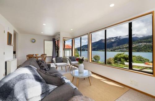 Kelvin Heights Apartment | Lakefront Cottage