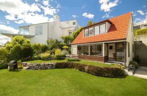 Kelvin Heights Apartment | Lakefront Cottage