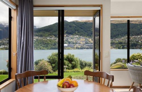 Kelvin Heights Apartment | Lakefront Cottage