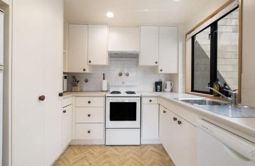 Kelvin Heights Apartment | Lakefront Cottage