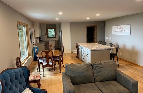 Oshkosh Cottage | Lakefront Cottage on Lake Winnebago-18 minutes from the EAA grounds