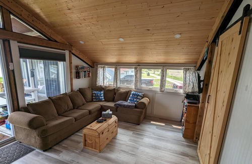 Dunnville Cottage | Lakefront Cottage/ Private Beach
