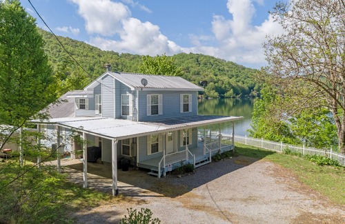 Topton Cabin | Lakefront Cottage - Spacious House w/Private Dock on Lake Nantahala