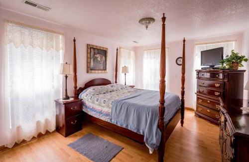 Topton Villa | Lakefront Cottage - Spacious House with Private Dock