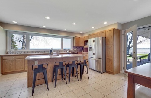 Moorestown Cottage | Lakefront Cottage with dock